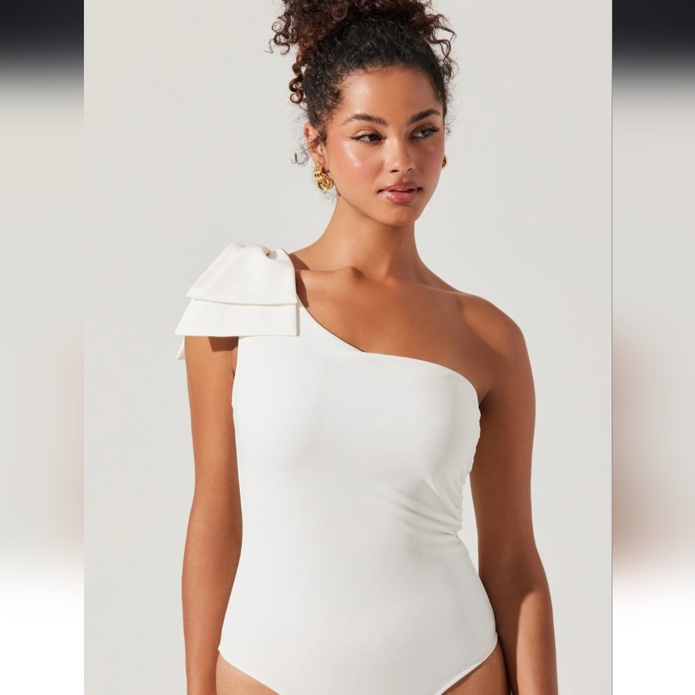ASTR Jalessa One Shoulder Bow Bodysuit NWT